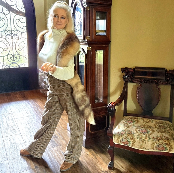 Crystal Fox Fur Boa Wrap in Original Box - Picture 7 of 17